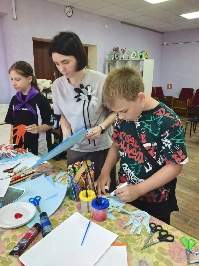 ЛЕТО — В ДВИЖЕНИИ! 
 
Прогулочная группа 4А и 4Б классов продолжает работу. А помогают нам замечател