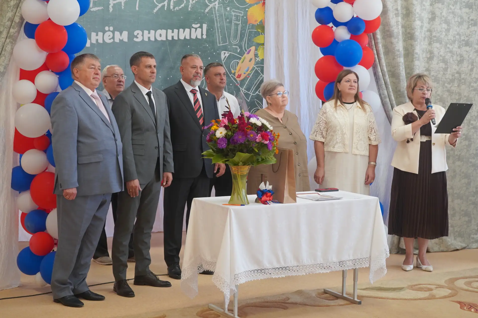 С советником Главы Республики Хакасия Леонидом Лапиным, представителями управления обра...