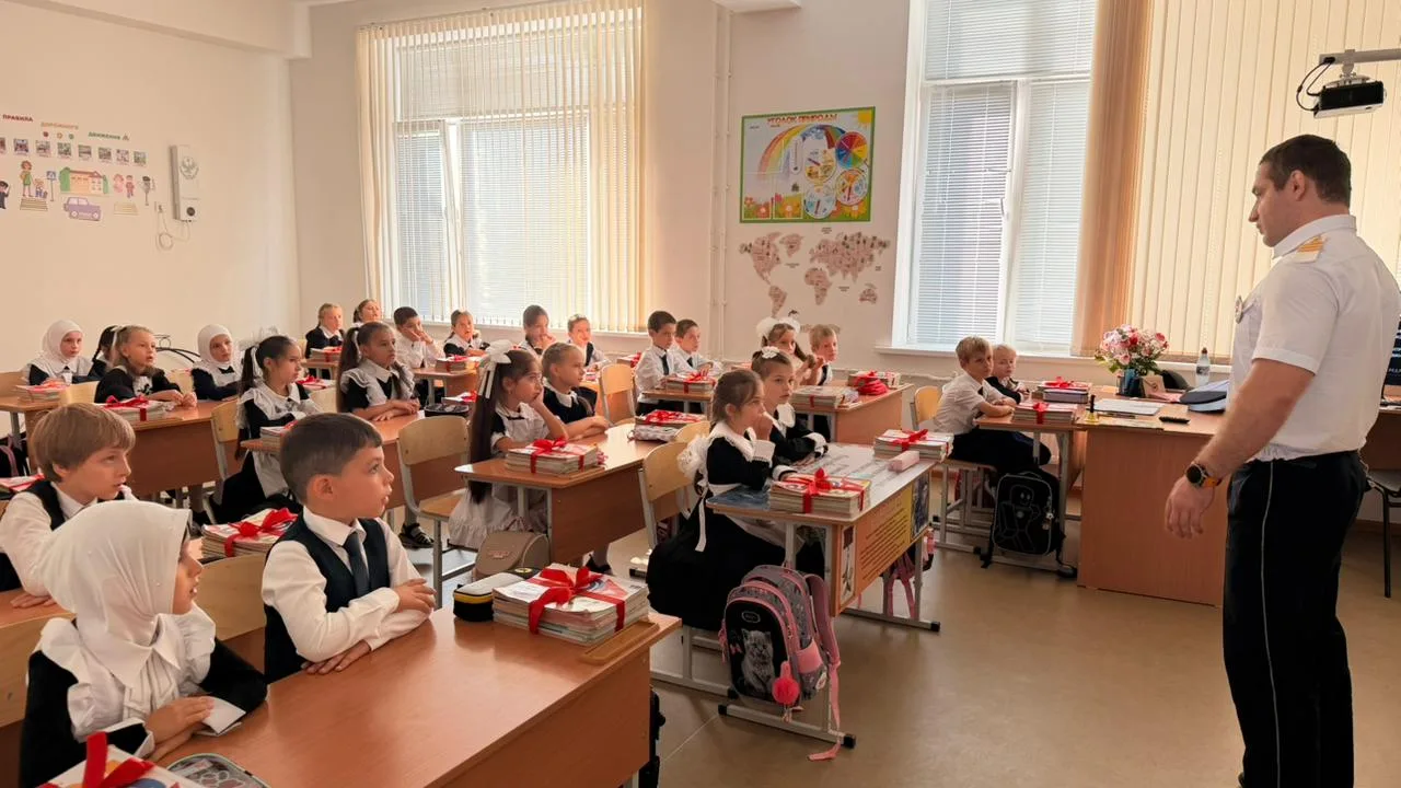 Профилактические беседы с школьниками в рамках мероприятия «Внимание, дети!» в Кизляре ...