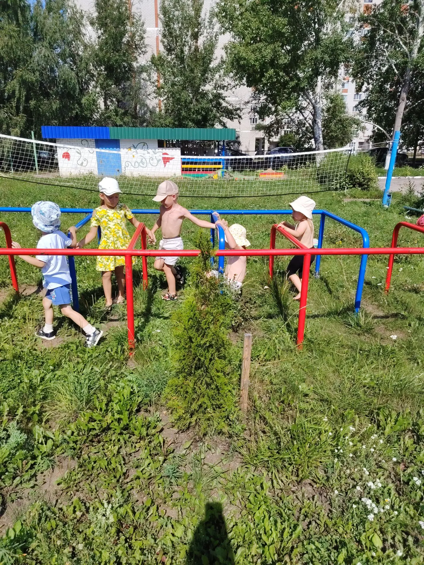 ЛЕТНИЕ БУДНИ. 
Солнце, воздух и вода- наши лучшие друзья. 
Балкышевцы принимают солнечные ванны☀☀☀

