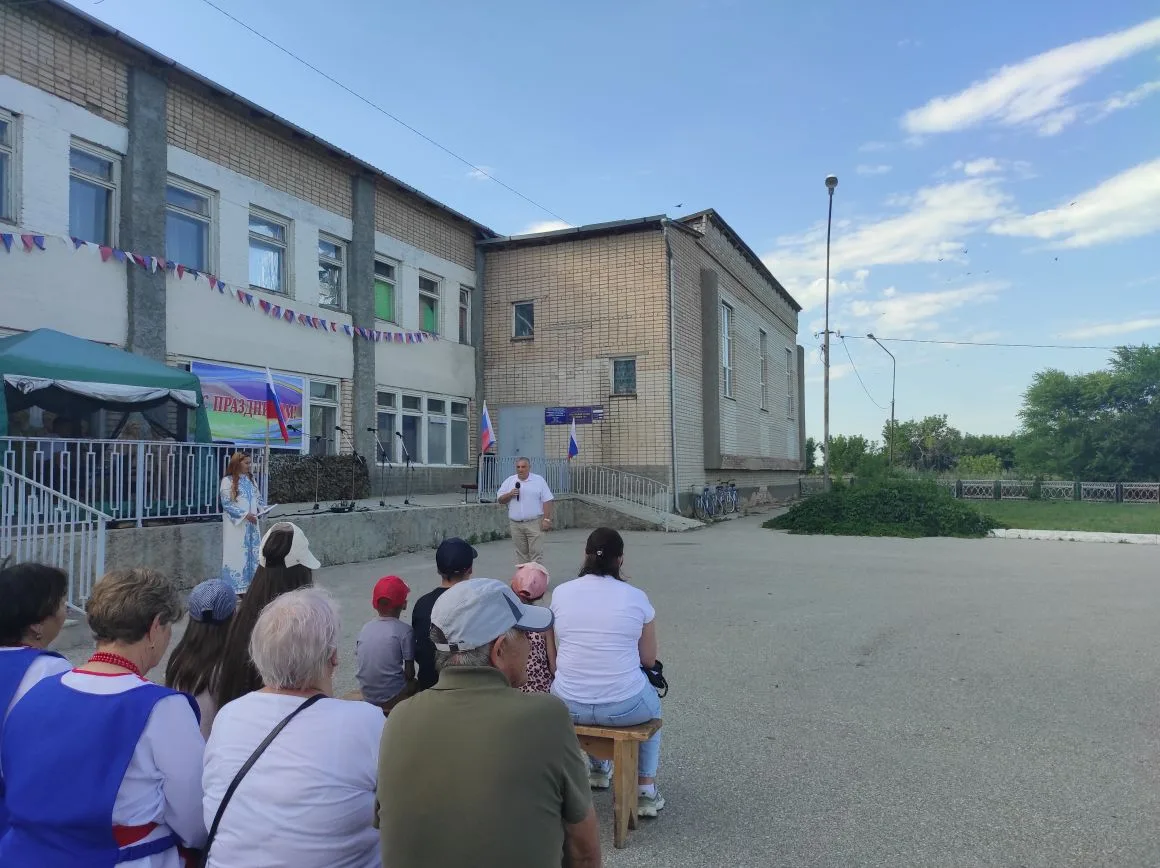 На территории  ДК
 п. Новопокровка прошёл традиционный праздник День села,приуроченный к Году единст