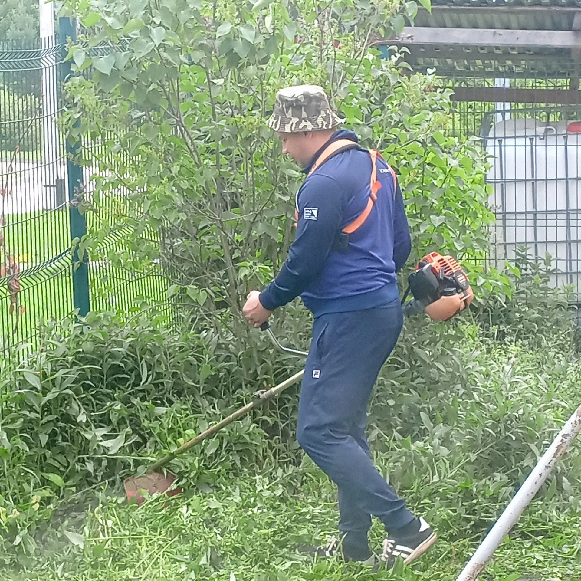 В целях обеспечения санитарного содержания территории и требований пожарной безопасност...