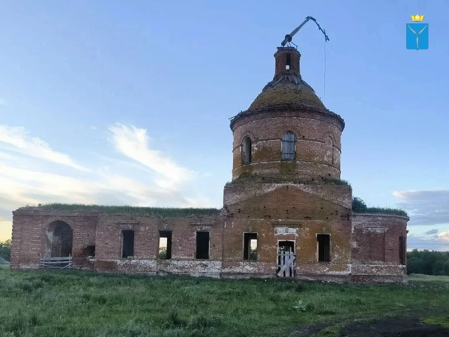 Уникальная монохромная роспись сохранилась в церкви Петровского района