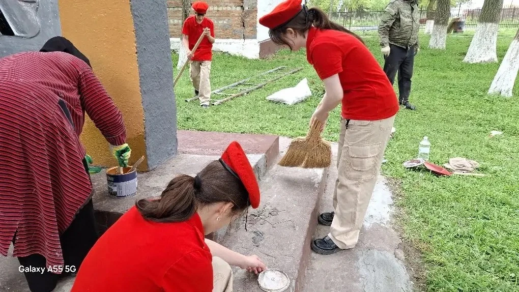 🌿 Забота о памяти — дело каждого!  Сегодня члены Юнармии вместе с заместителем директора по воспитат