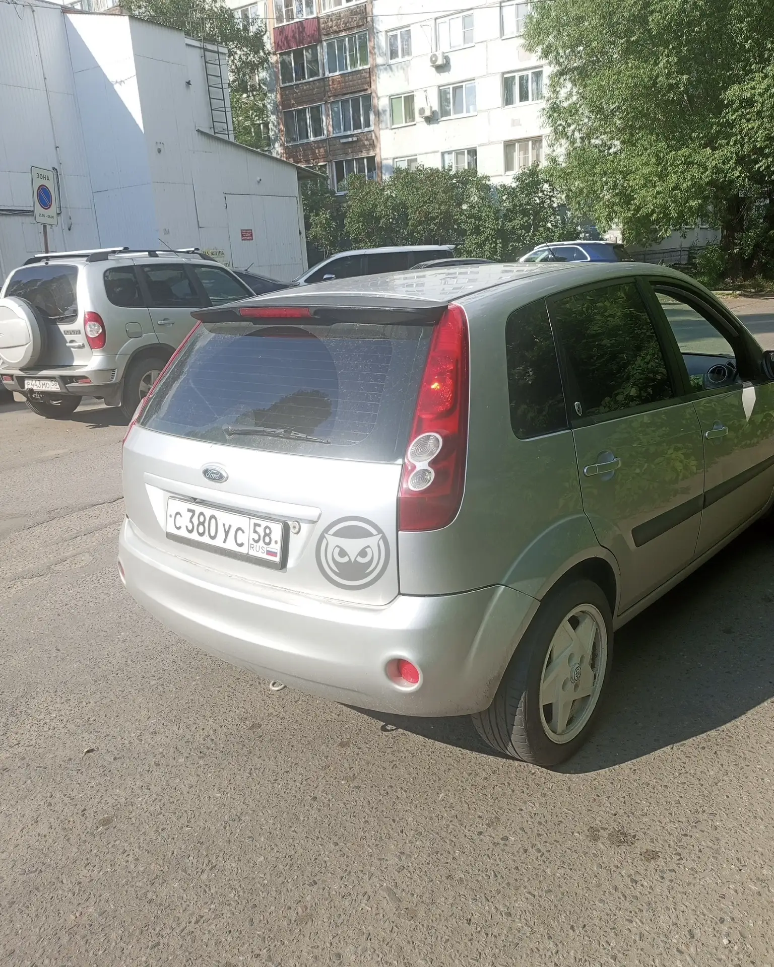 Спасибо хозяину этого автомобиля 🙏

Ехал по улице 8 Марта, на светофоре перестали включаться переда