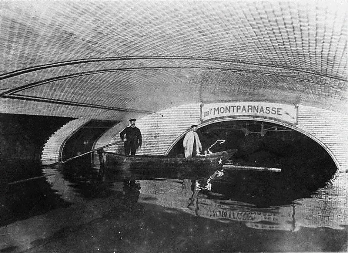 Затопленное метро Парижа 1910 года. Официально построили/откопали/расконсервировали метро в Париже в