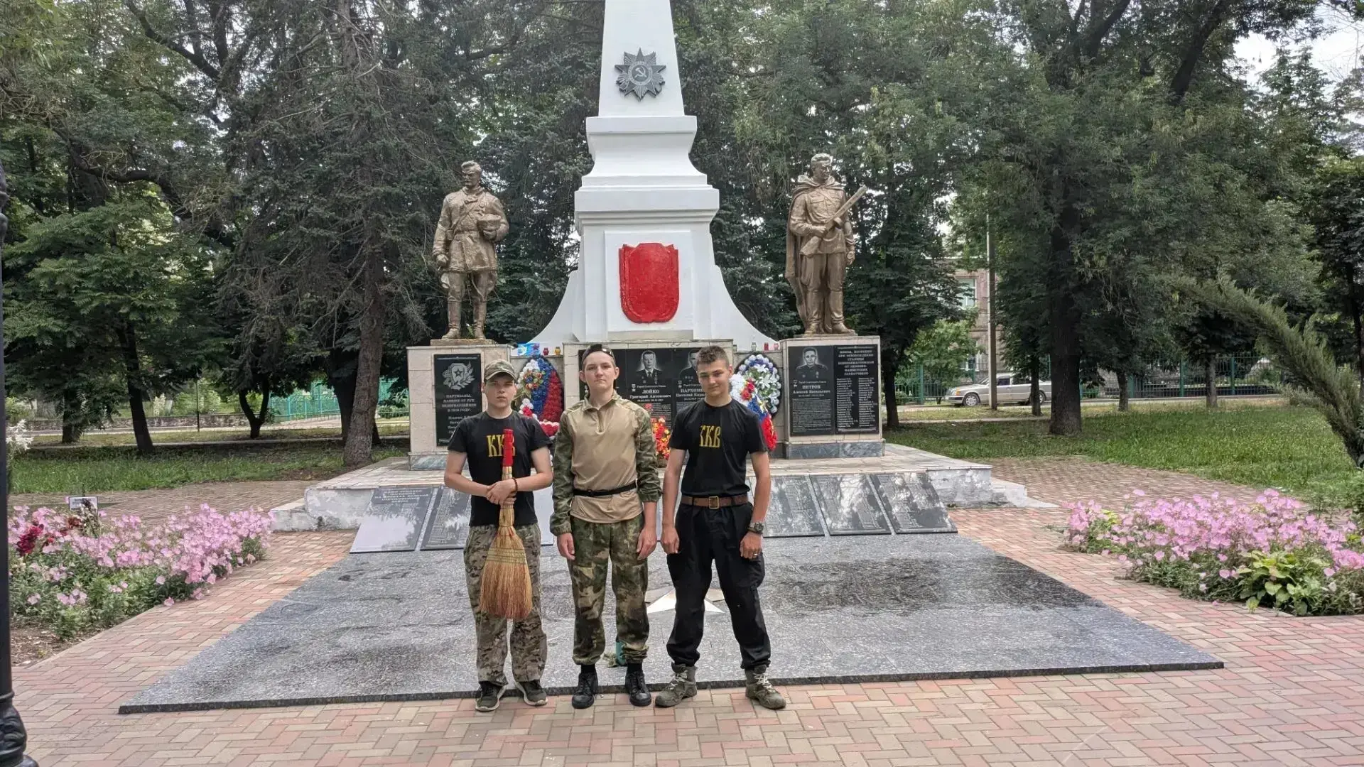Не забывают

Накануне сегодняшнего Дня памяти и скорби, воспитанники Новомышастовского военно-патрио