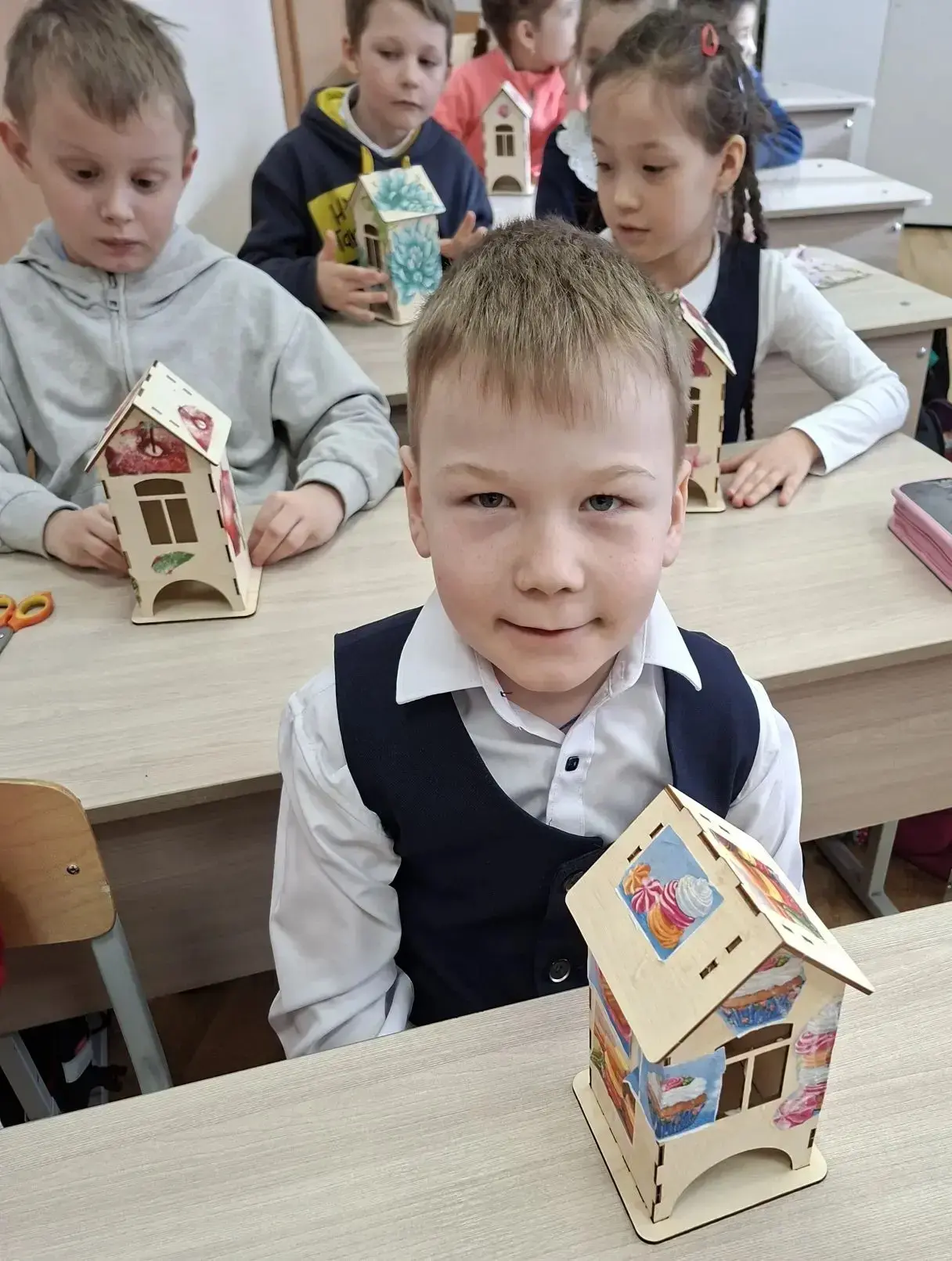 10 марта в 1д классе (классный руководитель Мамедова Р.М.) прошёл мастер-класс "Декупаж чайного доми