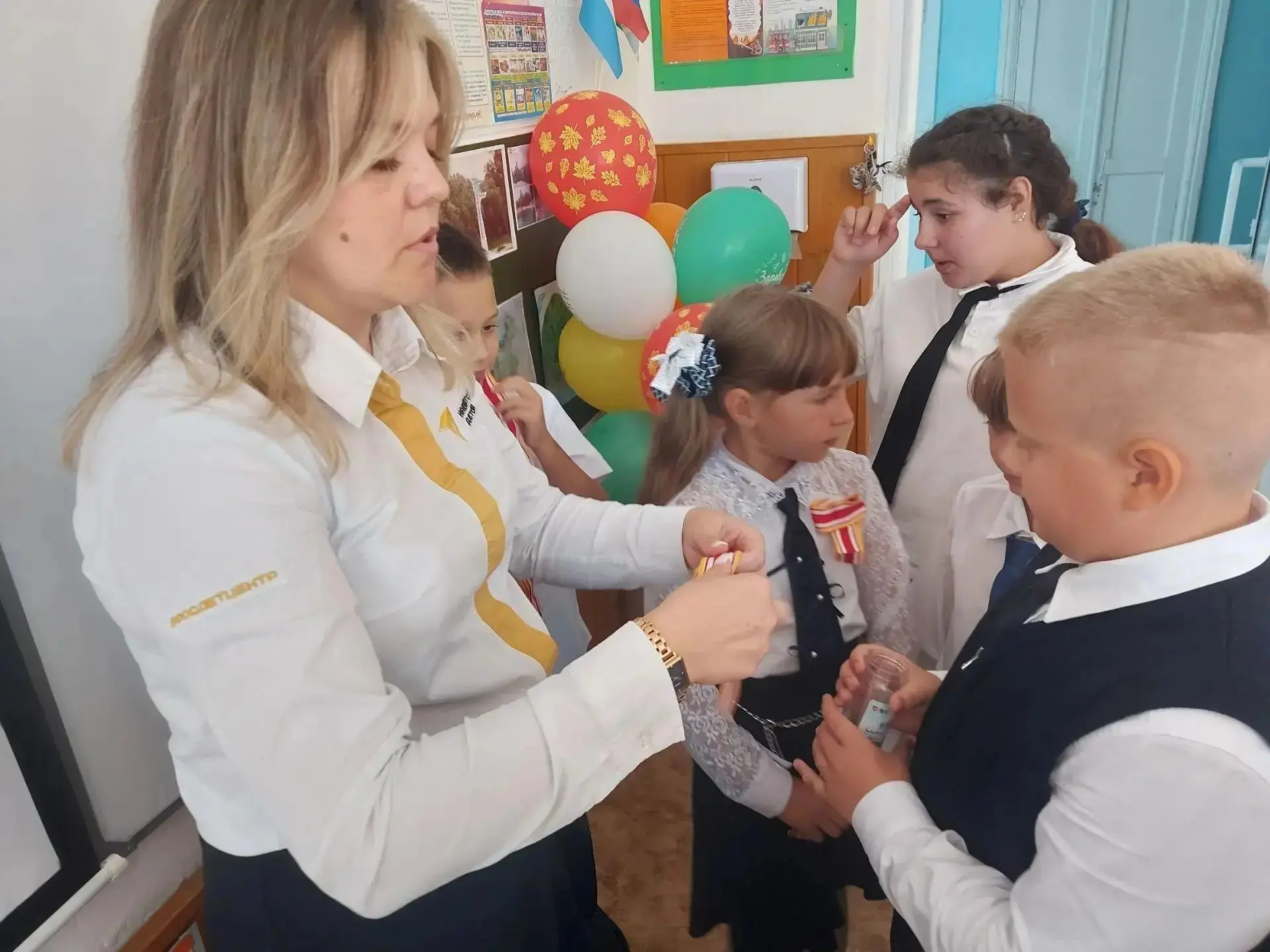 Воспитание патриотизма: акция «Муаровая лента» в нашей школе🇷🇺🇷🇺🇷🇺