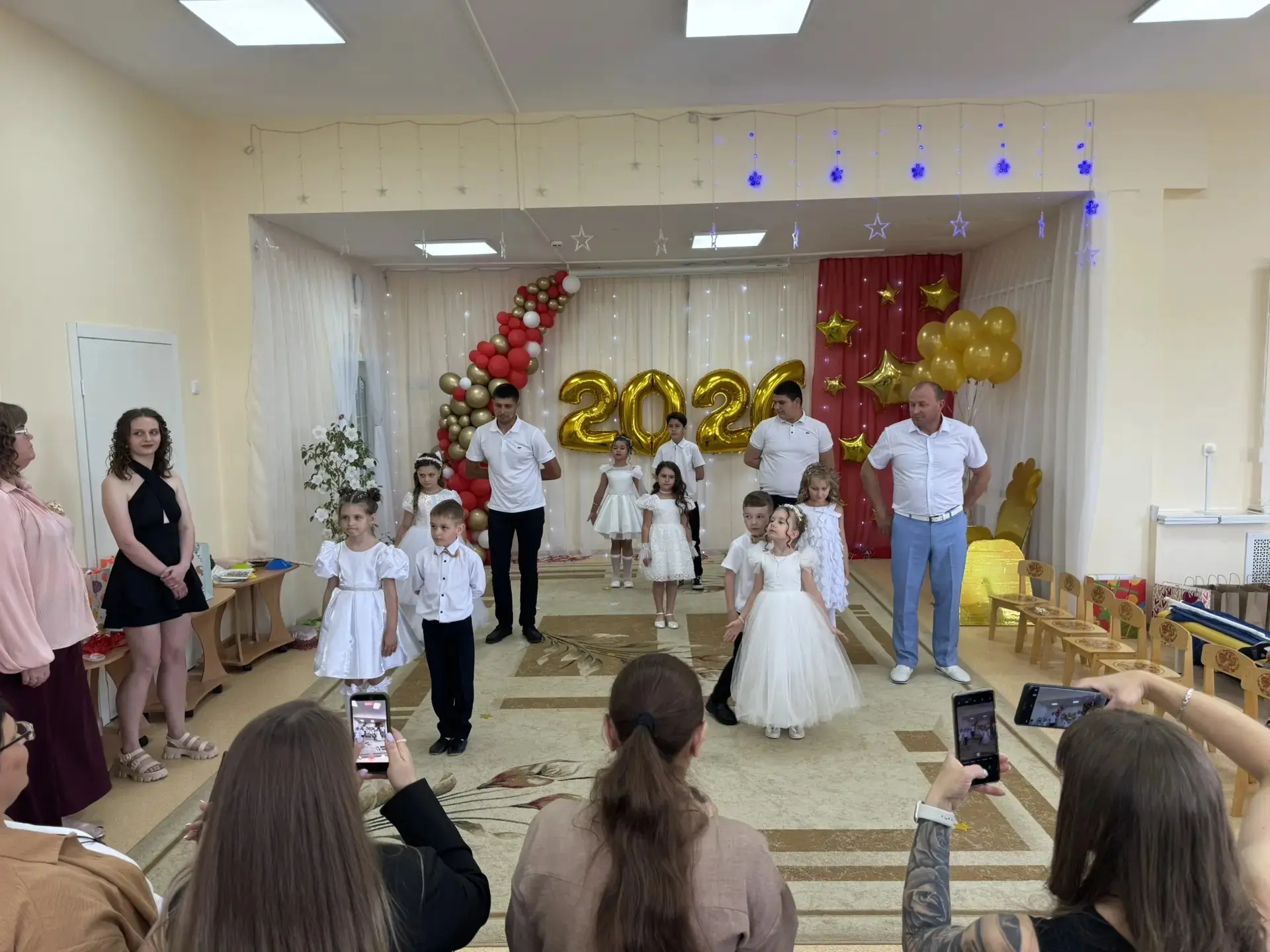 ✨🎓 Сегодня у наших «Светлячков» прошел самый первый в их жизни выпускной бал! 🎓✨