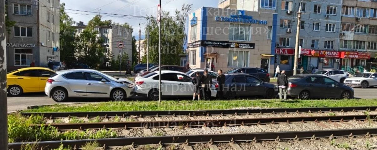 На Декабристов столкнулись сразу 4 машины.