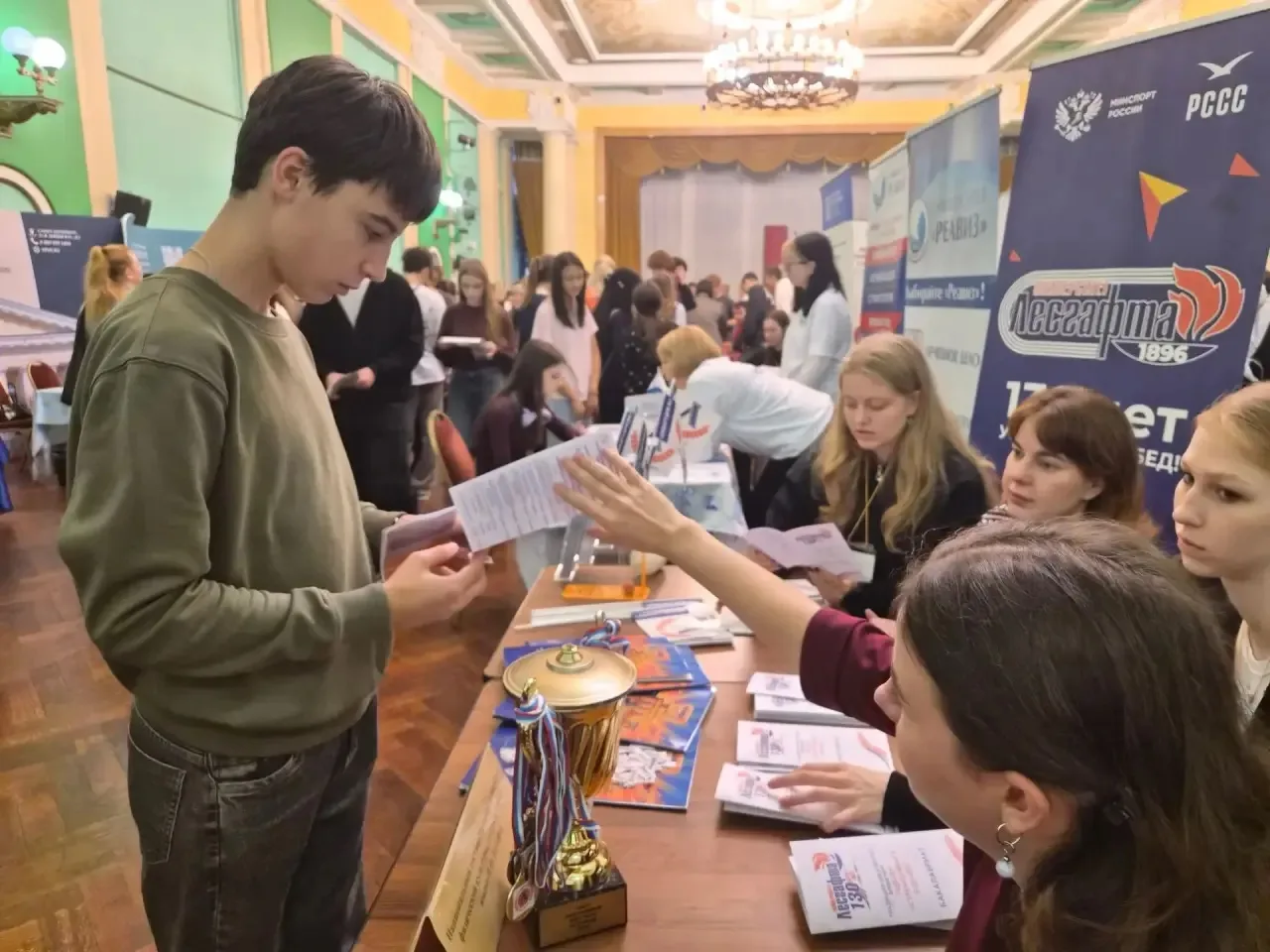 Десятиклассники на выставке «Горизонты образования»: время выбирать будущее! 🎓