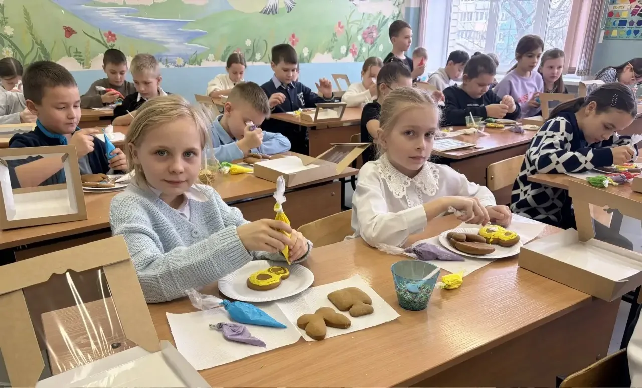 В преддверии праздника наши маленькие ученики творили волшебство! ✨  Ребята из начальной школы своим