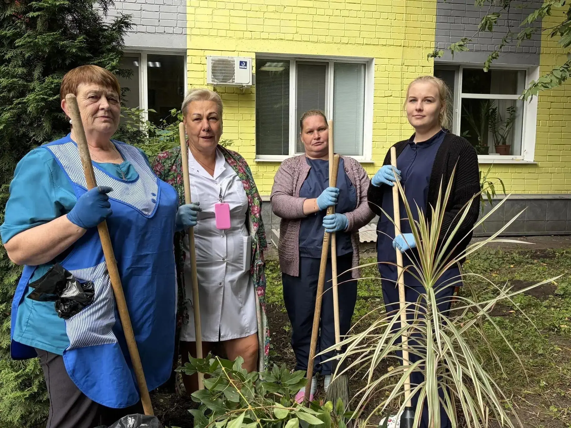 В нашей больнице продолжается череда санитарных пятниц. Сегодня сотрудники больницы нав...