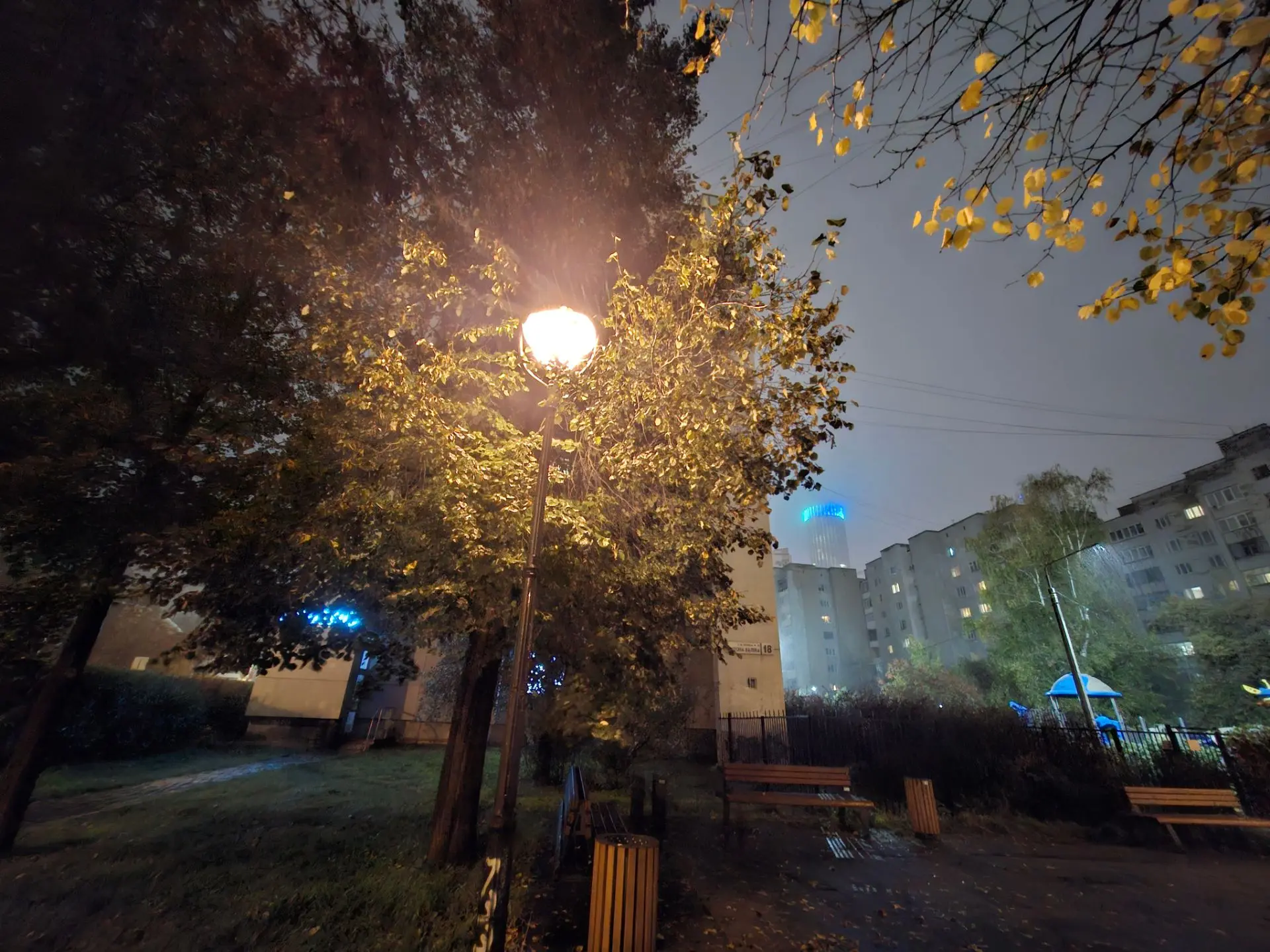 Ну, вот и первый снежок пришел вечером 04.10.26 в Екатеринбург. Очень красиво вечером э...