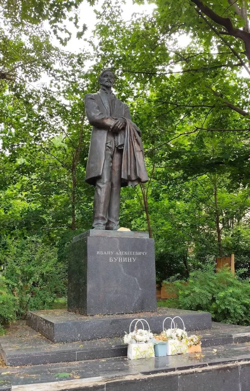 🏛️ Памятник Бунину хранит память о последнем московском адресе писателя