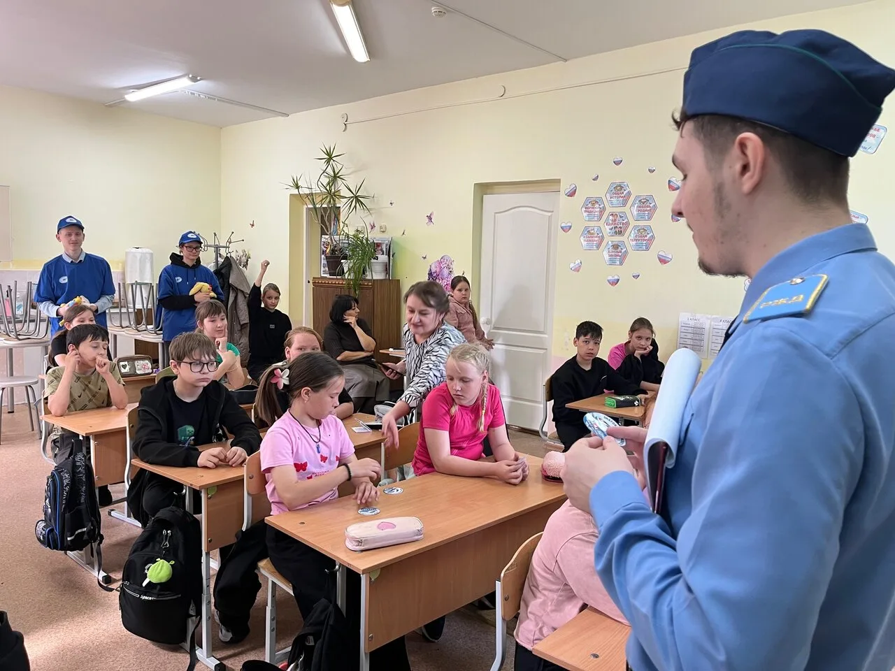 🚂 В рамках месячника «Уступи дорогу поездам!» к нашим младшим школьникам приехали замечательные гост