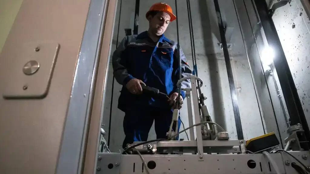 В Екатеринбурге за шесть лет заменили более 2,5 тысячи лифтов.  В этом году в рамках муниципальной п