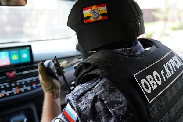 Росгвардейцы спасли девушку от непоправимого шага на крыше ТЦ в Курске