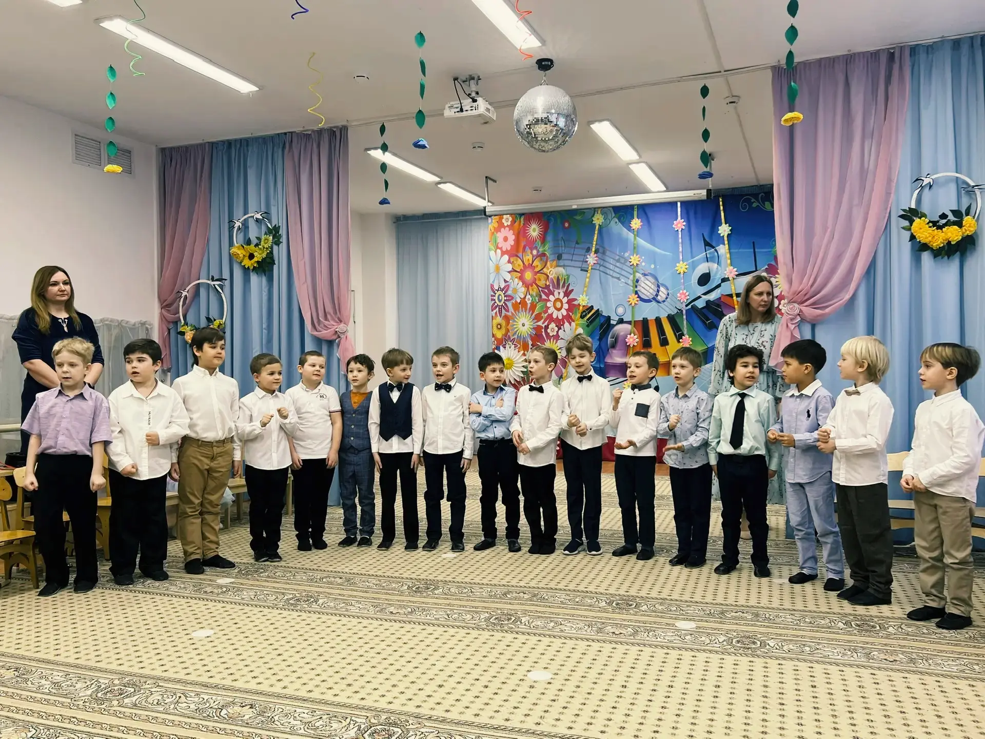 #Дошколята | Корпус 5 встречает весну 🌷  В детском саду прошли праздничные утренники. Маленькие арти