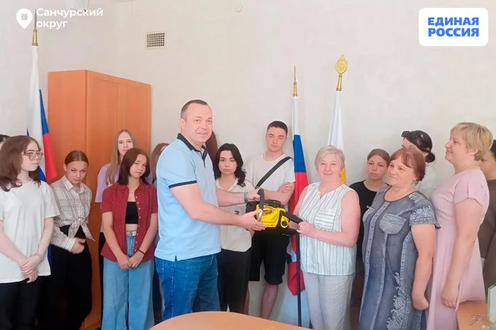 🌾Санчурский техникум получил современную бензопилу от депутата Госдумы

Олег Валенчук передал учебн