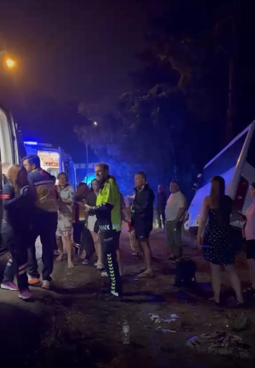Автобус с российскими туристами попал в ДТП в турецкой Анталье  Водитель автобуса вылетел с дороги в