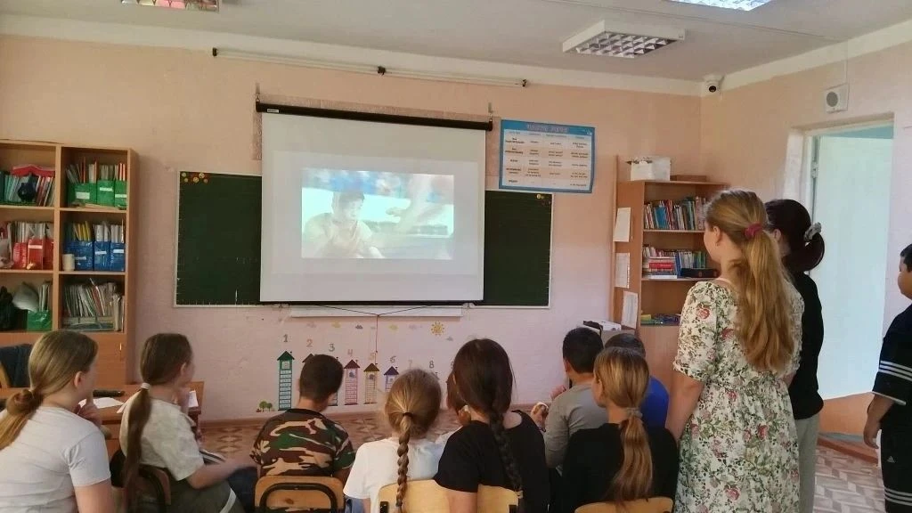 Ребята пришкольного  лагеря посмотрели фильм "Диодорова. Против течения", основанный на...