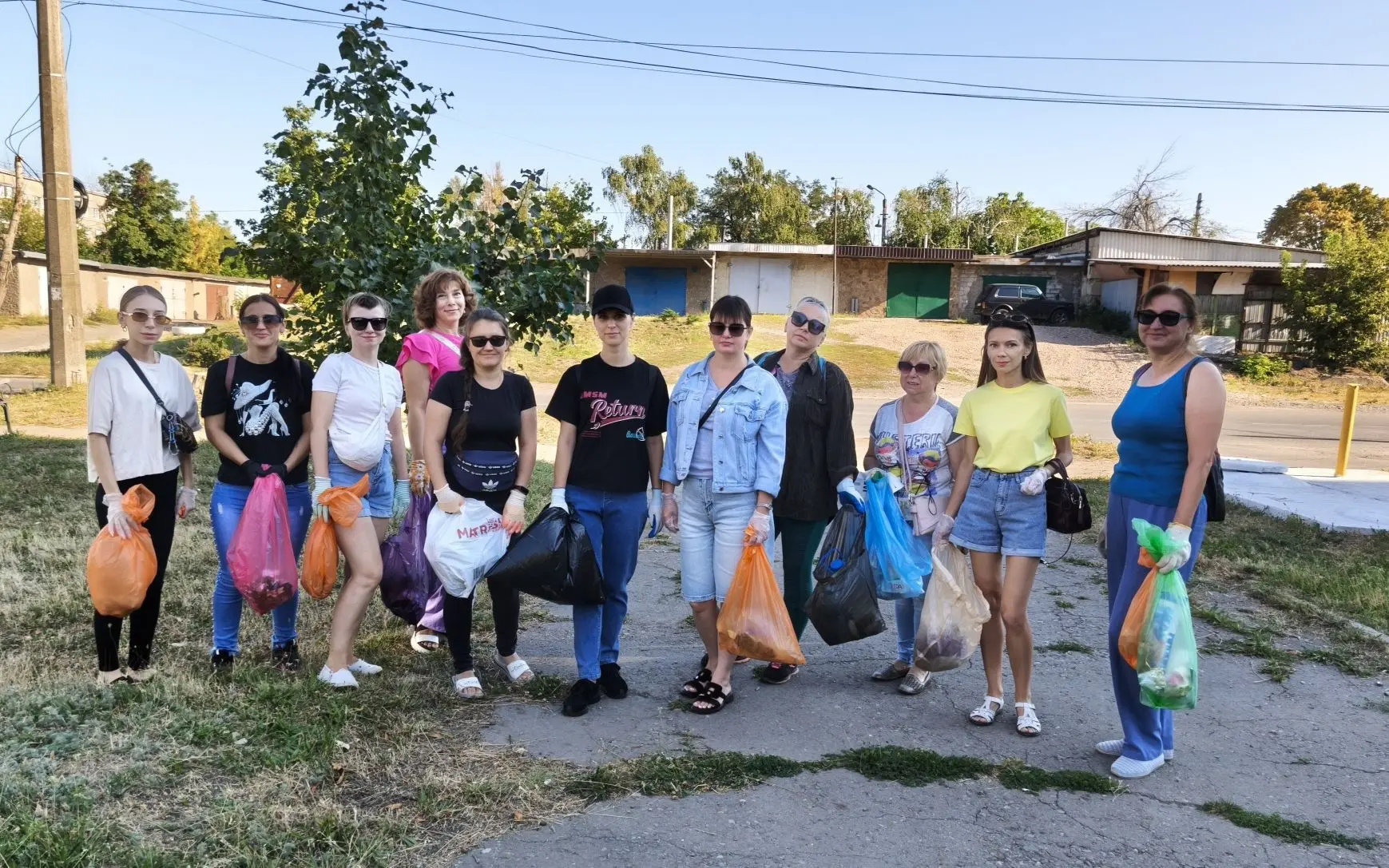 🌿 В Красном Луче продолжаются работы по благоустройству. 21 августа сотрудники Админис...