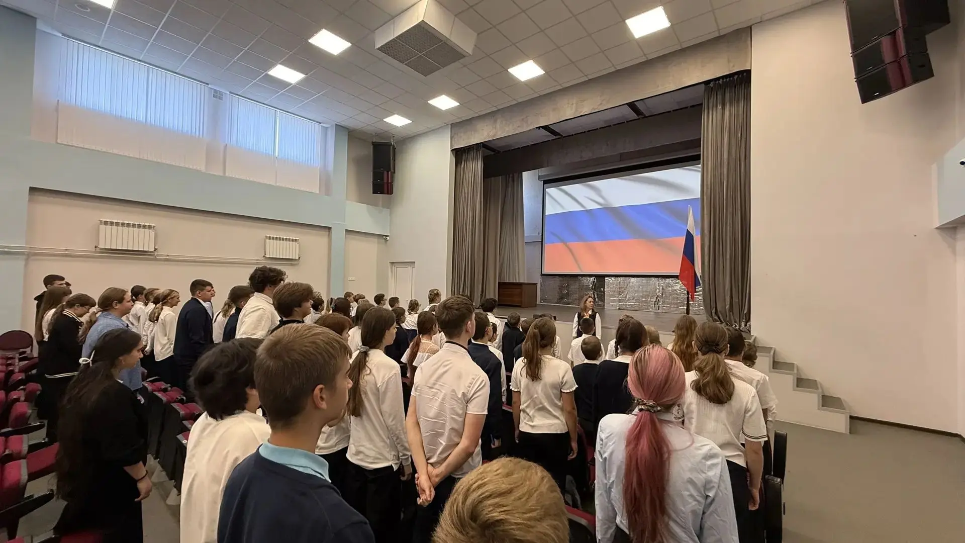🇷🇺Утро понедельника в МБОУ СОШ №84 началось с традиционной общешкольной линейки, посв...