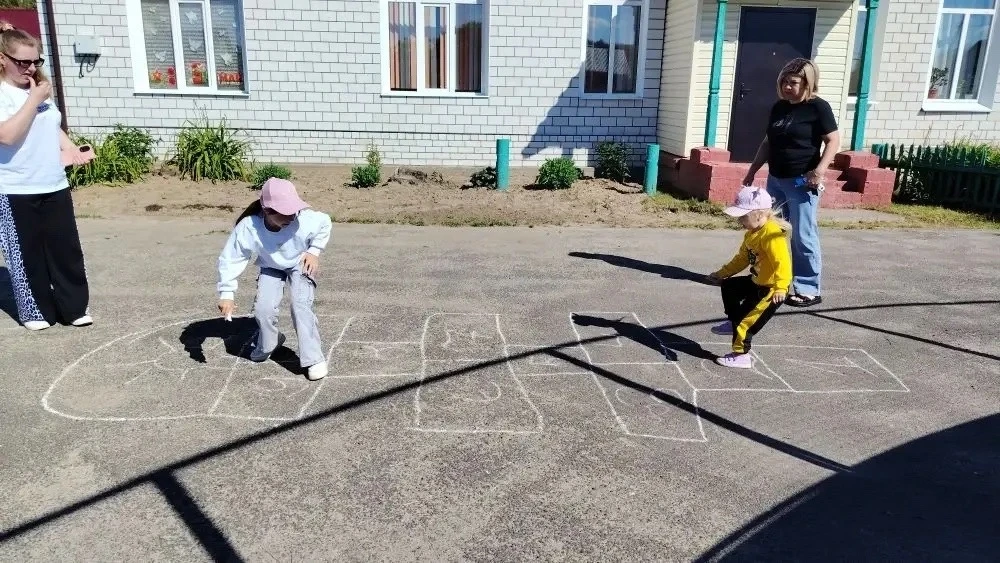 👭Сегодня, 1 июня 2026 года, в 15 школах Клинцовского района начали работу лагеря дневн...