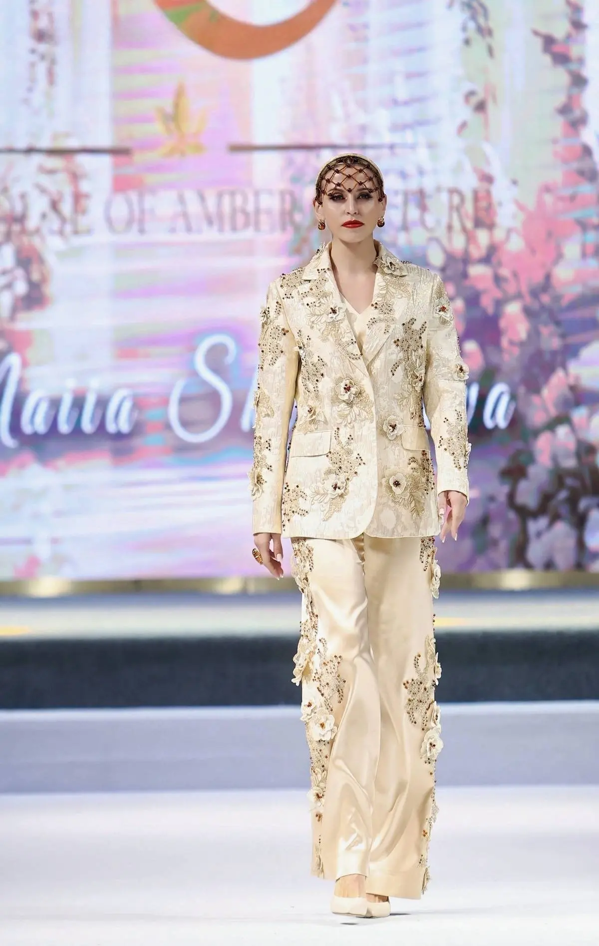На фестивале Russian Fashion Display в Китае представили женскую одежду с янтарём ☀️ В ...