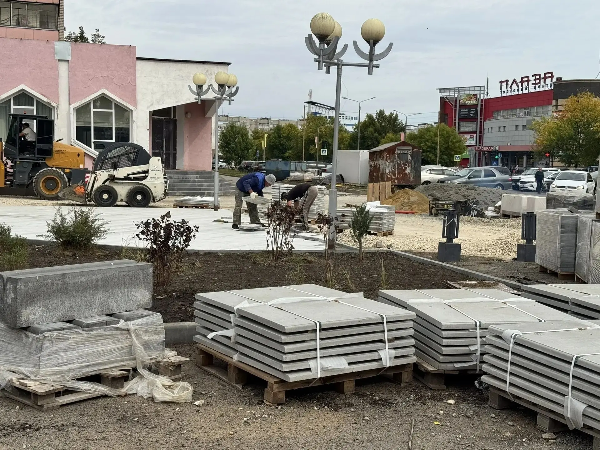 📷  Благоустройство сквера Юности идет полным ходом, облагораживают клумбы, высаживают ...