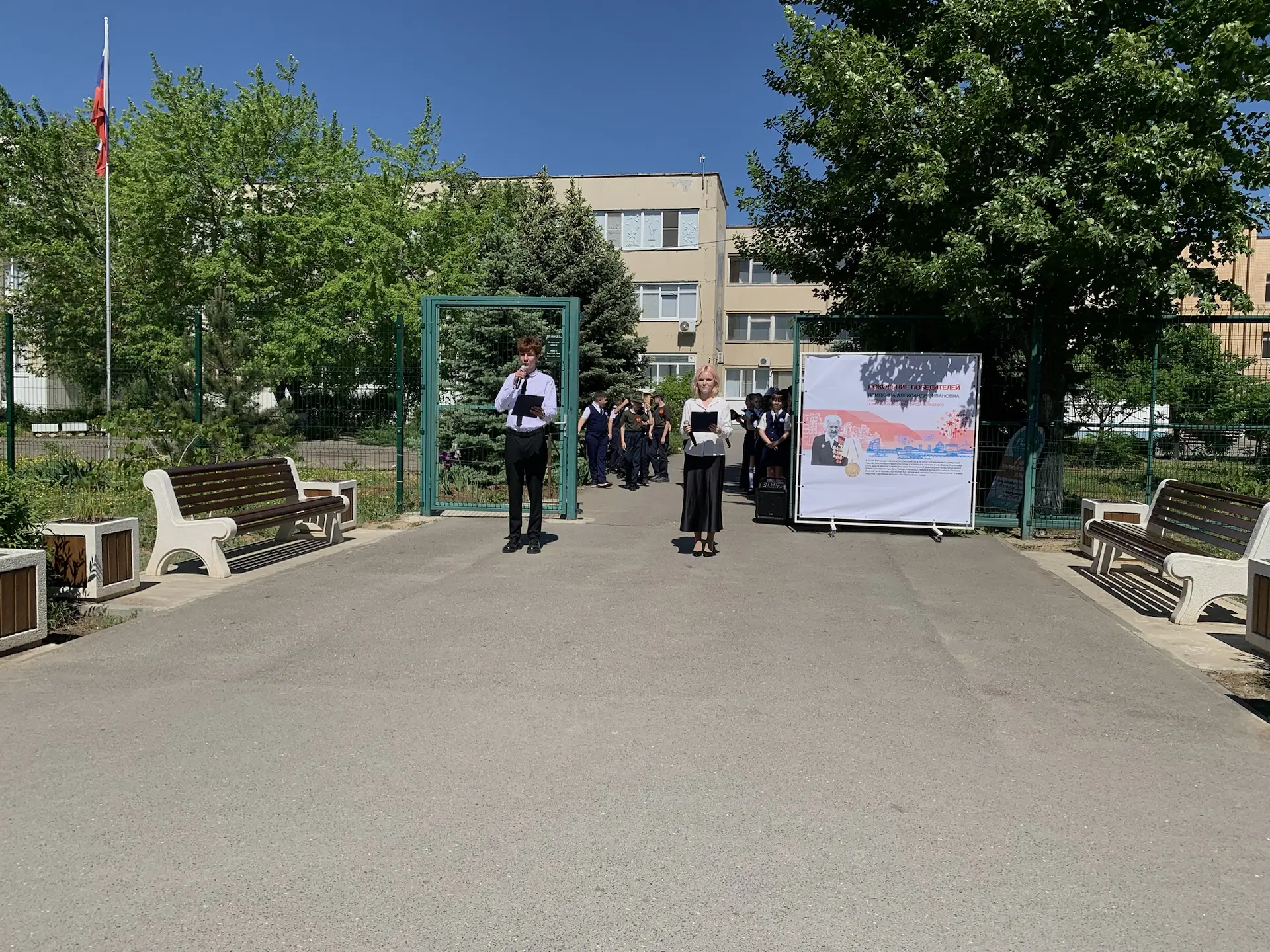 21 мая в нашей школе состоялось знаменательное событие — торжественное собрание на «Аллее Героя», по