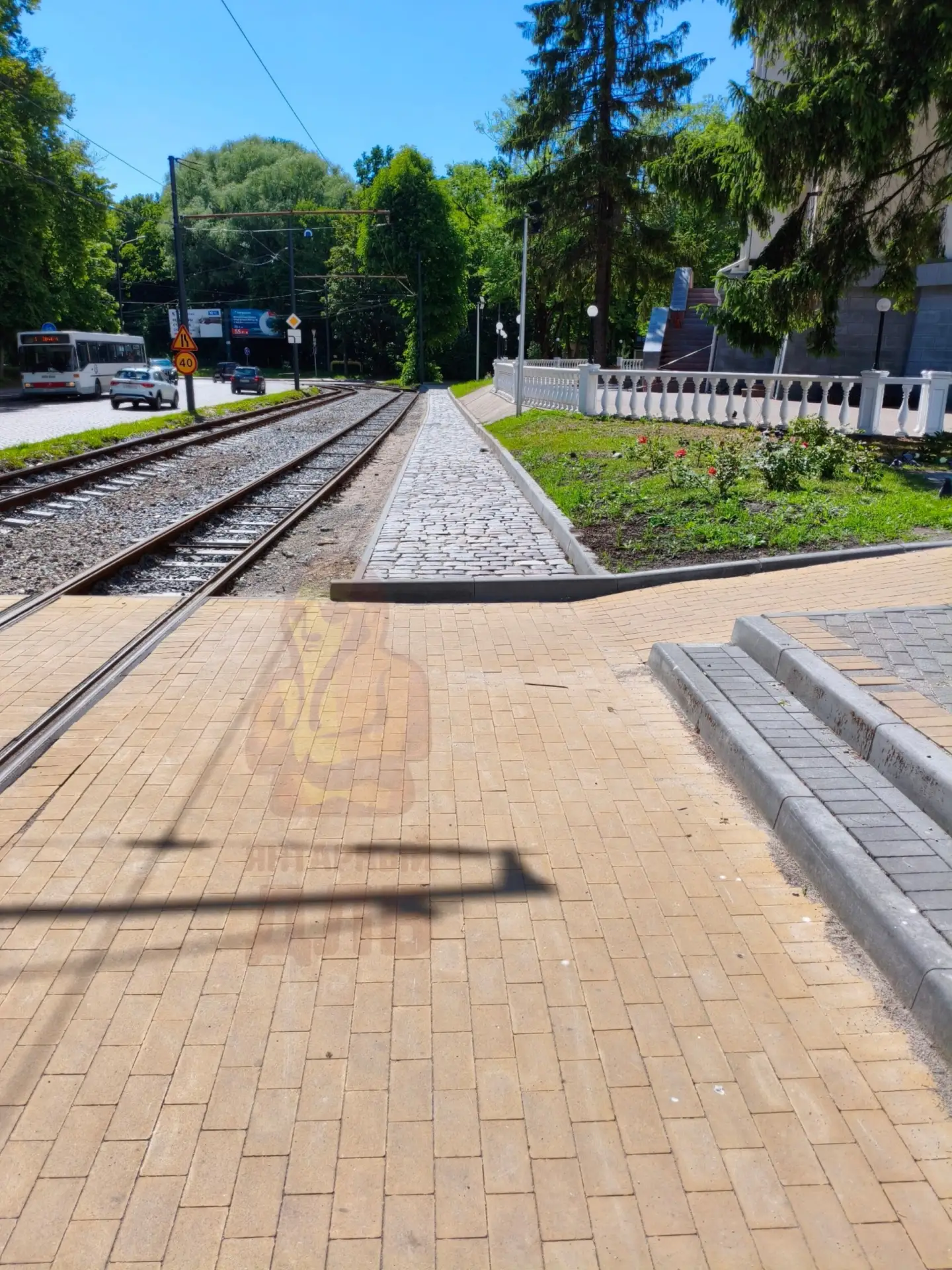 ЯНТАРНЫЙ ТРОТУАР

Сделали тротуар на проспекте Мира, рядом с церковью.
Да красиво, но нафига эти пер