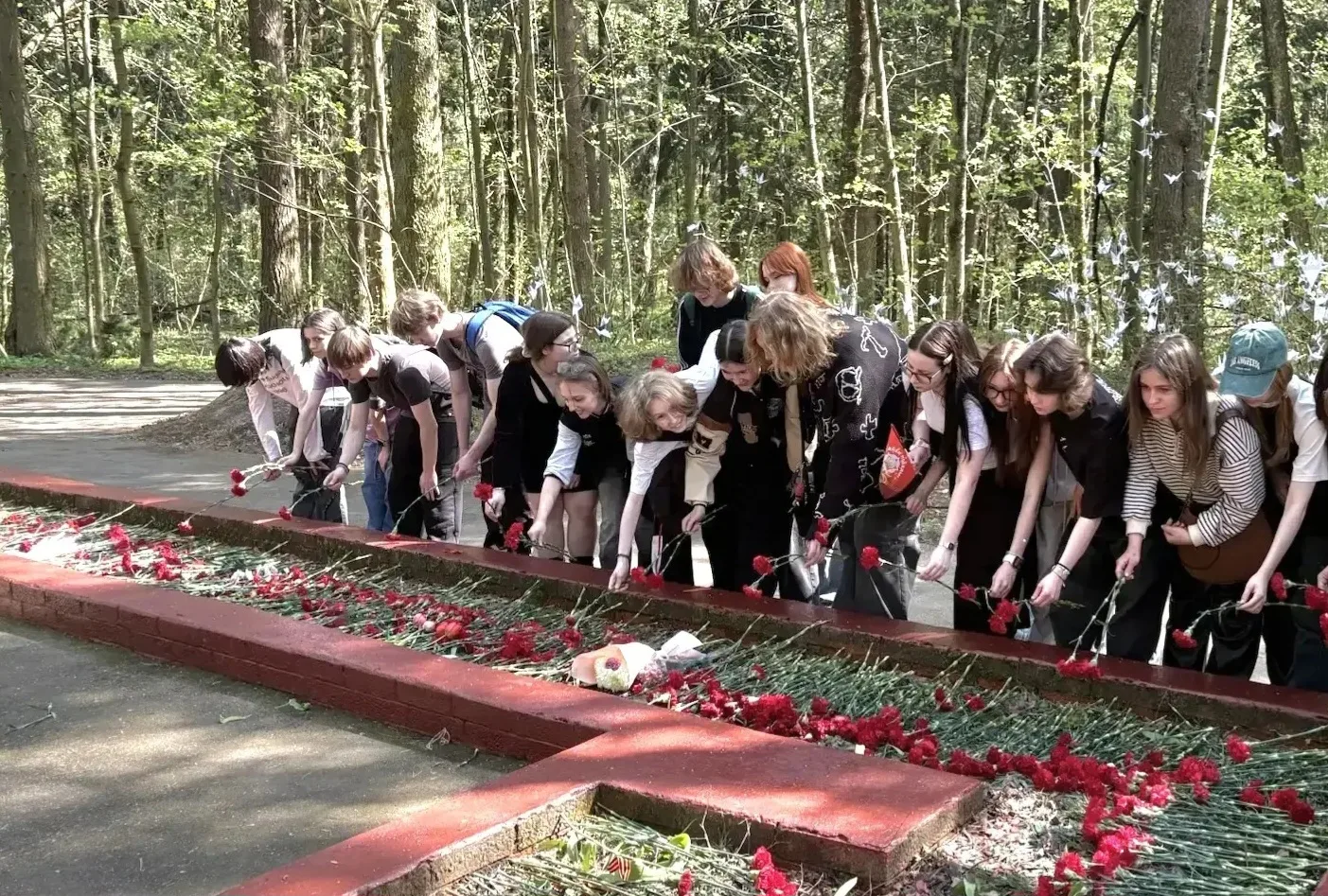 В преддверии праздника студенты МК 7 возложили цветы к братским могилам воинов  🎖 Зеленоград занимае