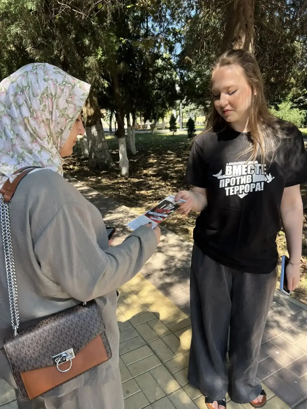 Бдительность прежде всего: в Кизилюрте прошла акция ко Дню флага России