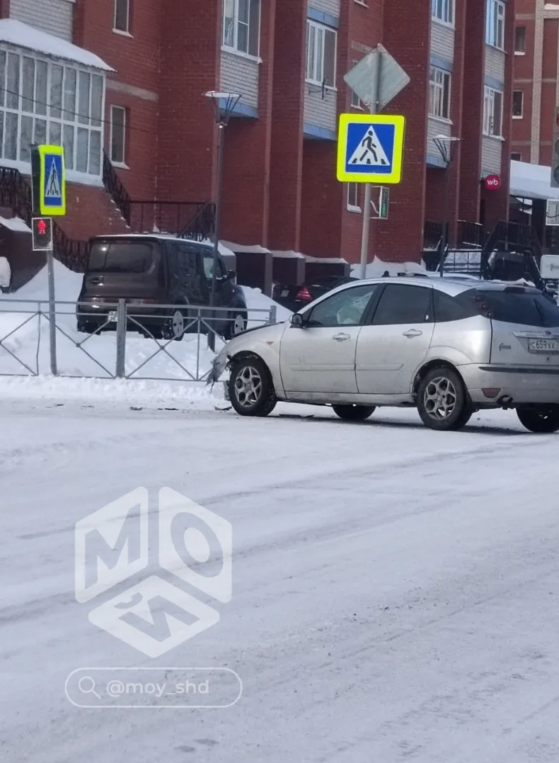 😱 ДТП с участием полицейского автомобиля произошло в Салехарде.  По предварительной информации на ул