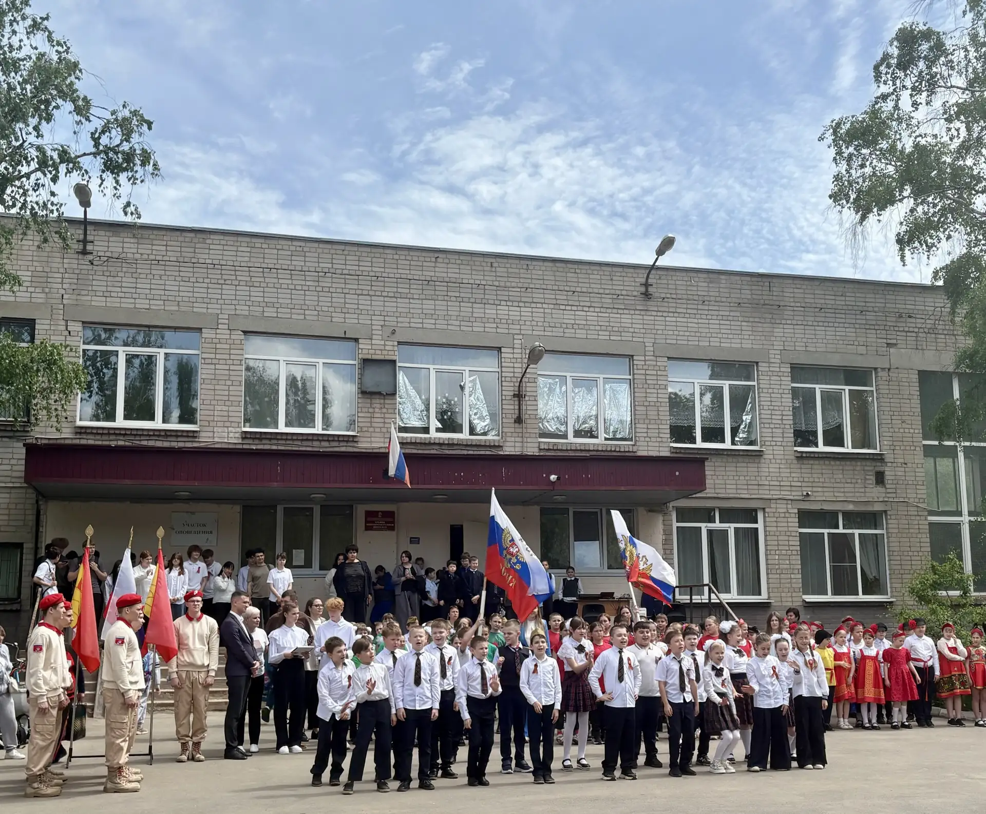 🇷🇺В нашей школе прошёл смотр строя и песни, посвящённый великому празднику — Дню Победы 

Это меро