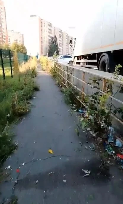 Такая вот дорожка возле Точка Сити в Волгаре. Водители фур и прочие считают это место м...