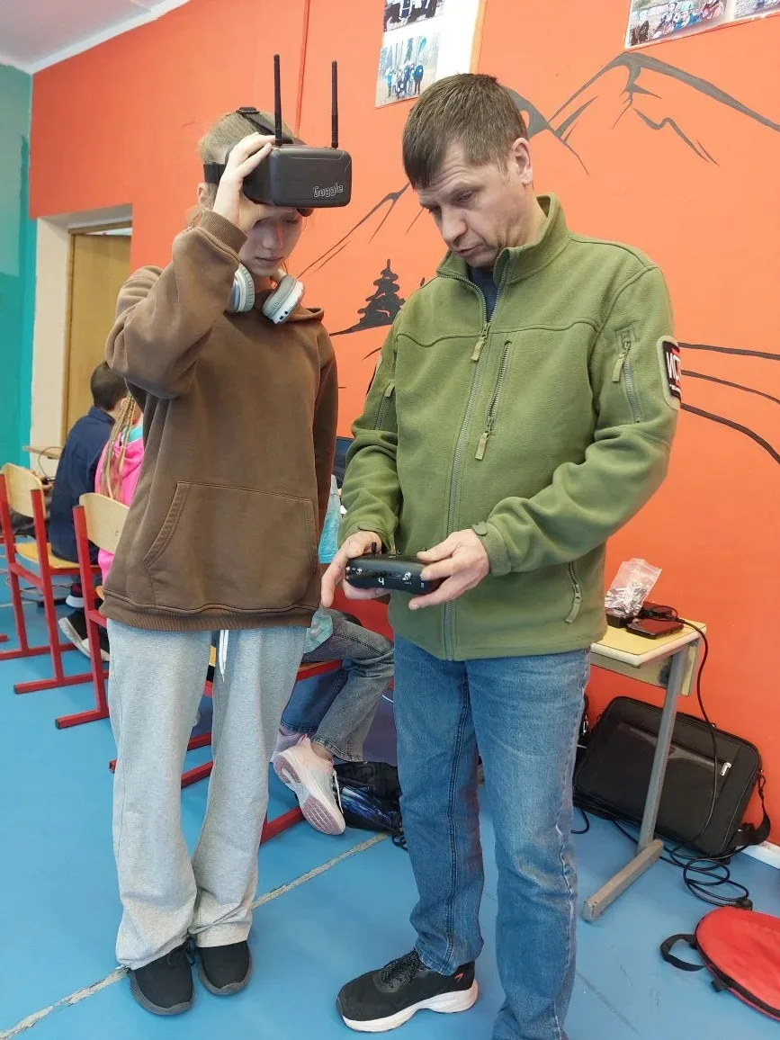 Сегодня для ребят из СТК «Феникс» прошел мастер-класс по управлению БПЛА.  Юные туристы не только по