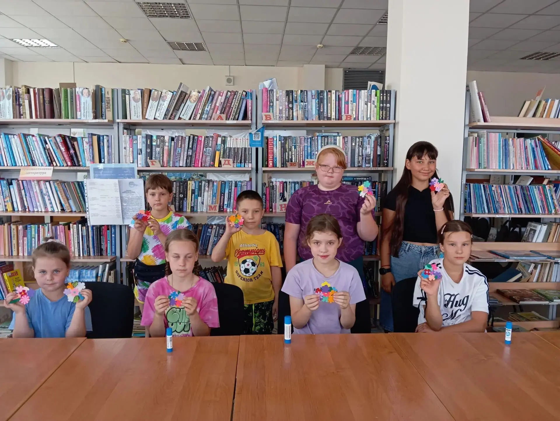 «Аптека под ногами»: знакомство с зелёной аптекой в  библиотеке! 🌿🌸
Наша школа даже в каникулы с р