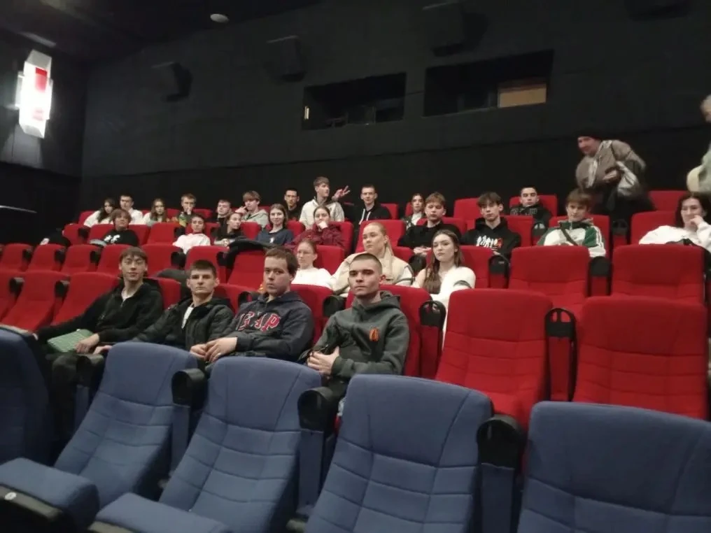 28 апреля студенты группы СД2-24 стали гостями специального показа военной драмы «Ангелы Ладоги».  К