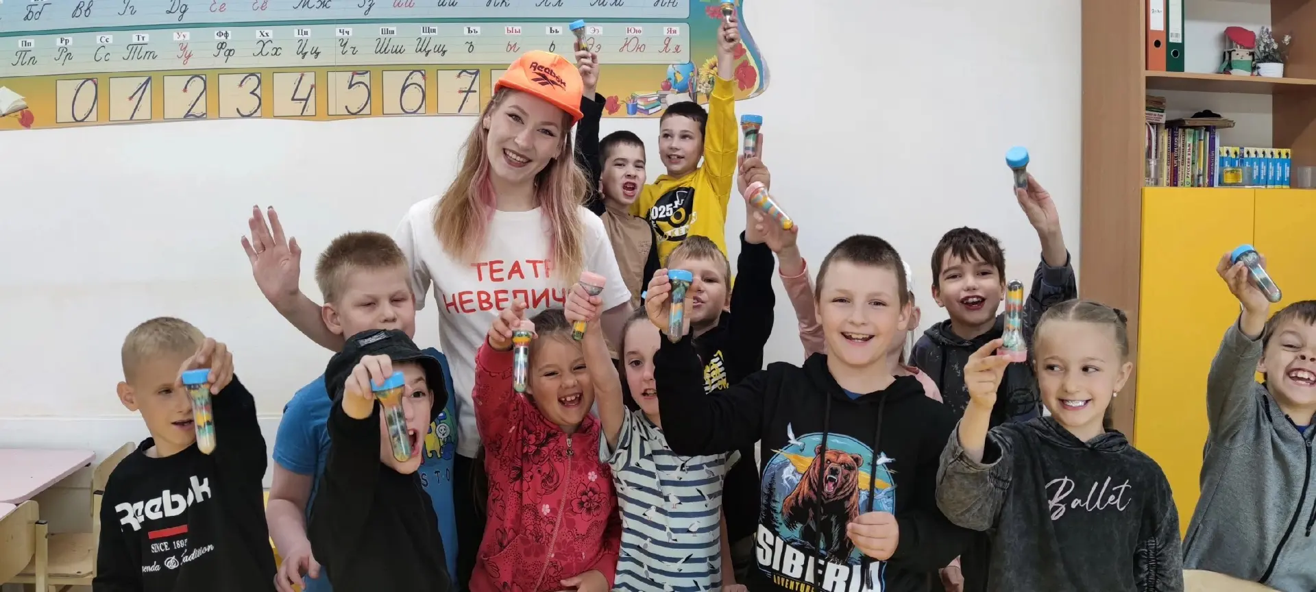 🎨 Волшебство из соли: день ярких красок в «Рекорде»!

Сегодня в нашем лагере прошел невероятный мас
