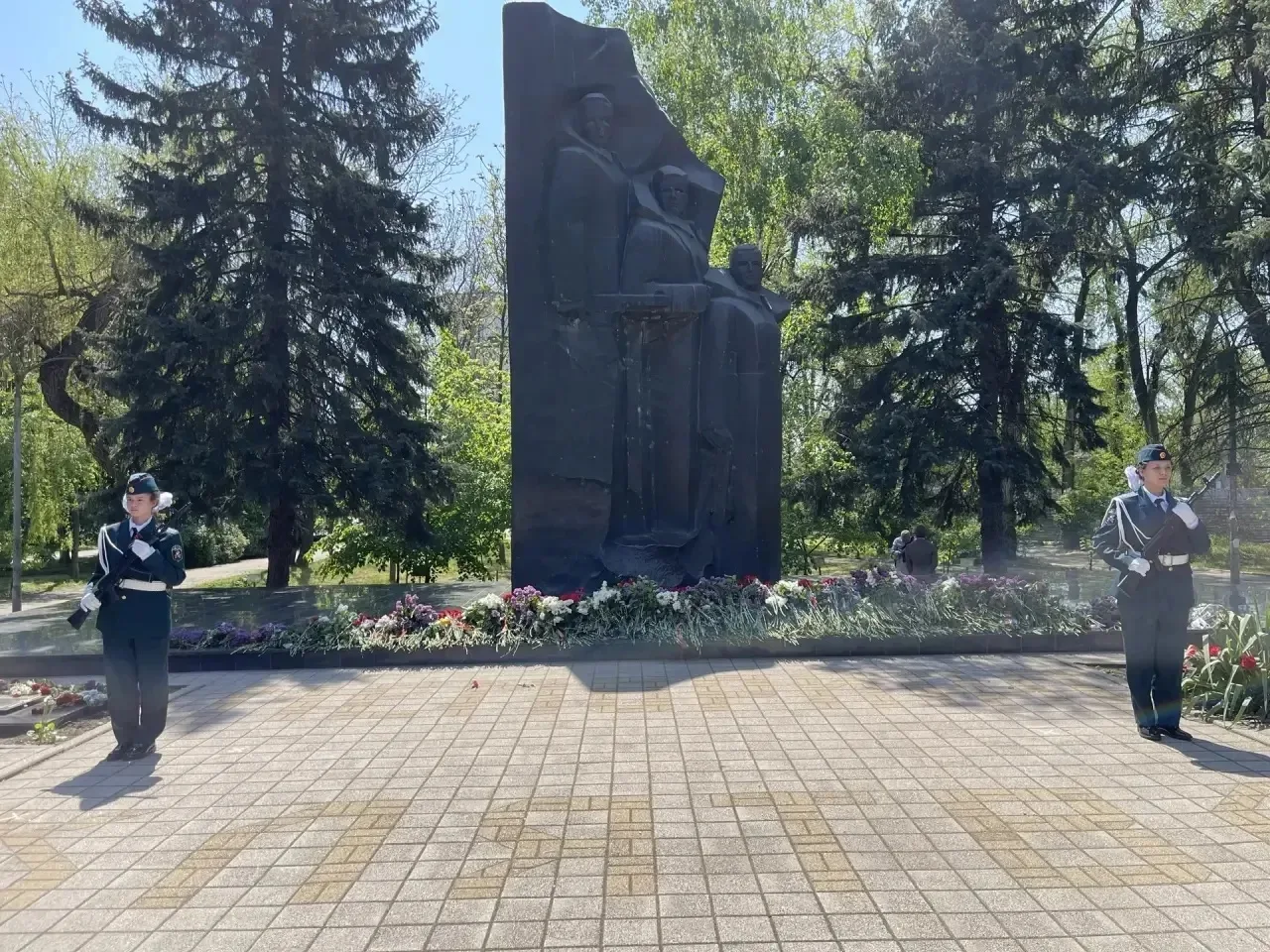 🎗️ ГИМНАЗИЯ‑ЭТО ПАМЯТЬ!  ⚪ В День Великой Победы юнармейский отряд «МИГ‑21» МБОУ Гимназия № 21 нёс п