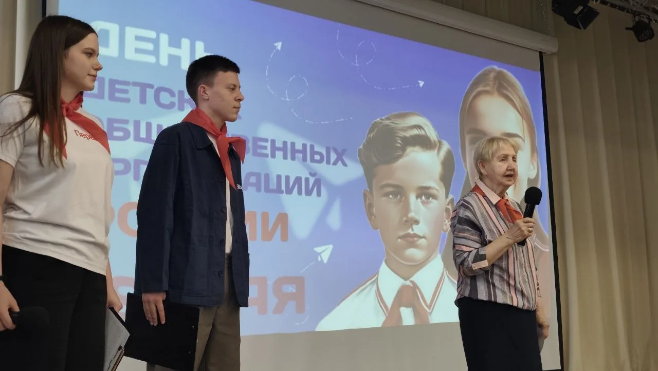 Если вы есть- будьте Первыми! Галстуки, звуки пионерской зорьки и веселые песни пионеров.   День дет