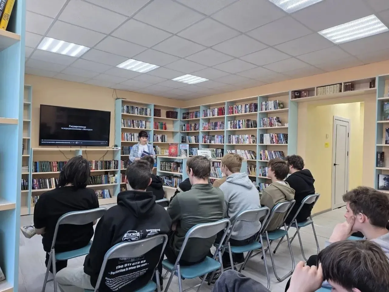 🎞️📚 Урок истории на плёнке: «Дальстрой: линия фронта» в библиотеке посёлка Стекольный...