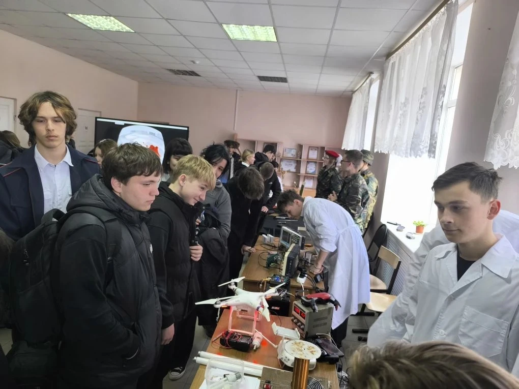 📖  24 апреля обучающиеся 9Г класса посетили День открытых дверей в Батайском техникуме информационны