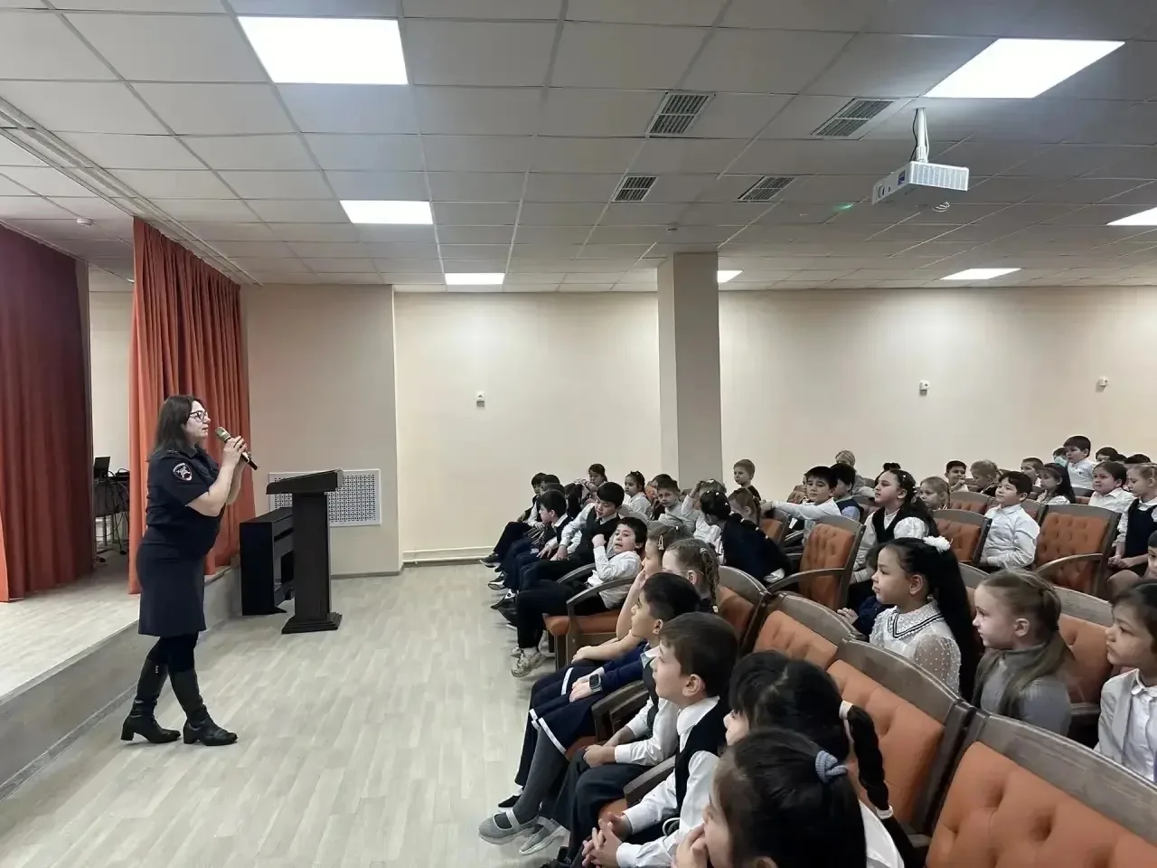 Соблюдаю ПДД🦺🚨🚦 В 3 корпусе МБОУ СОШ 45 по адресу ул. Монтажников, д. 4, в рамках профилактической б
