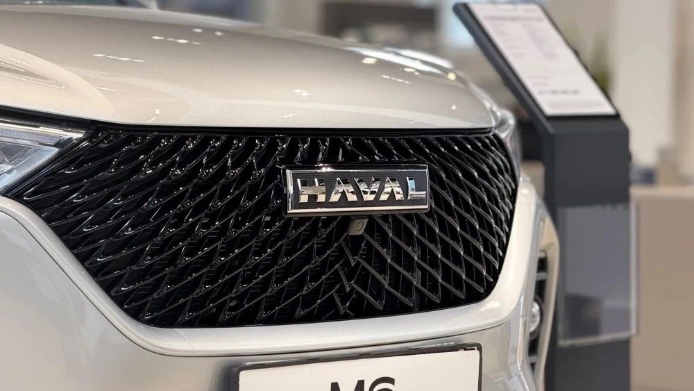 В России стартовали продажи обновленного кроссовера Haval M6.

Автомобиль получил черную глянцевую р