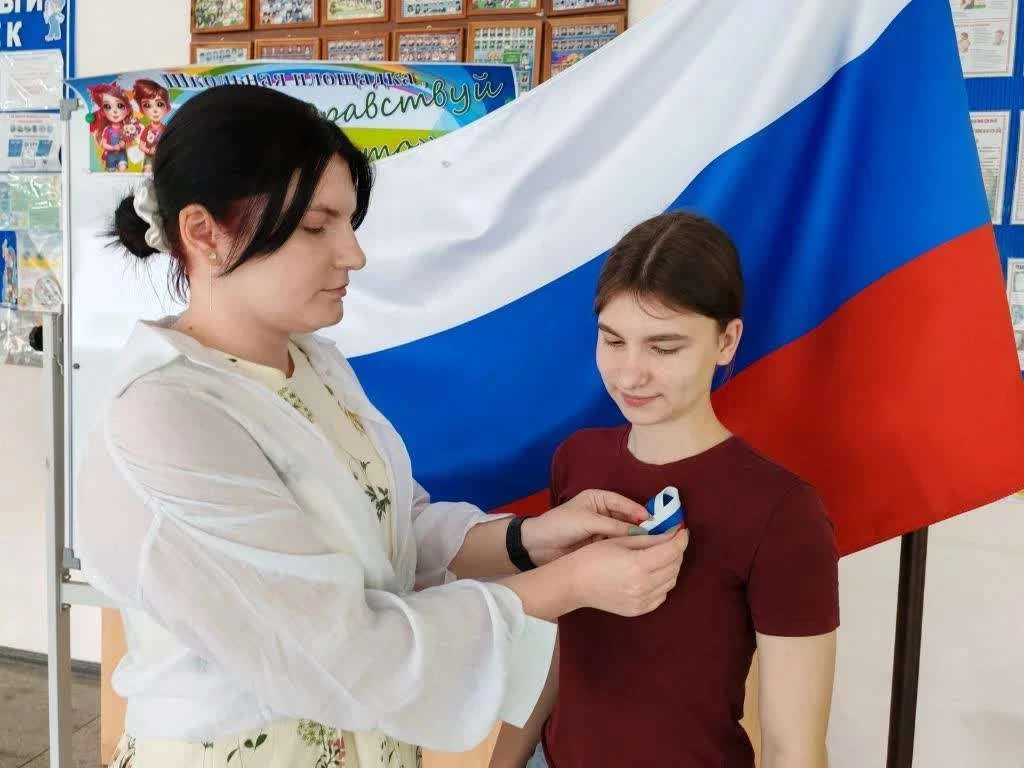 В преддверии Дня России наша школа присоединилась к всероссийским акциям «Триколор» и «Окна России»!